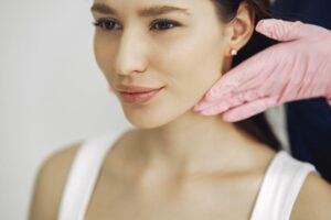 girl having face thread lift